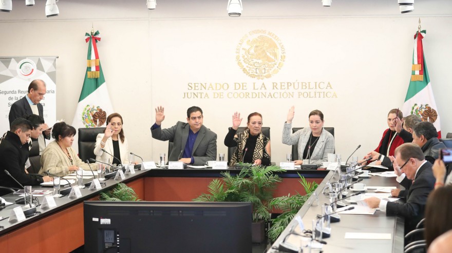 Senadores aprueban modificar la Constitución para que el "huachicoleo" y la corrupción sean delitos graves