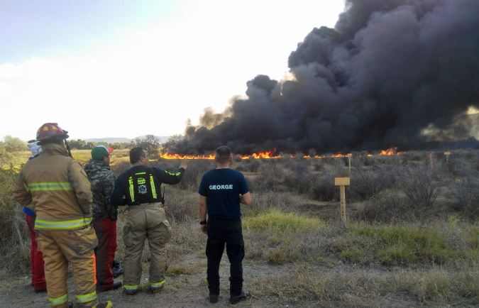 Controlan incendio de toma clandestina de hidrocarburo en Corregidora. Foto: Twitter @pcivilqro