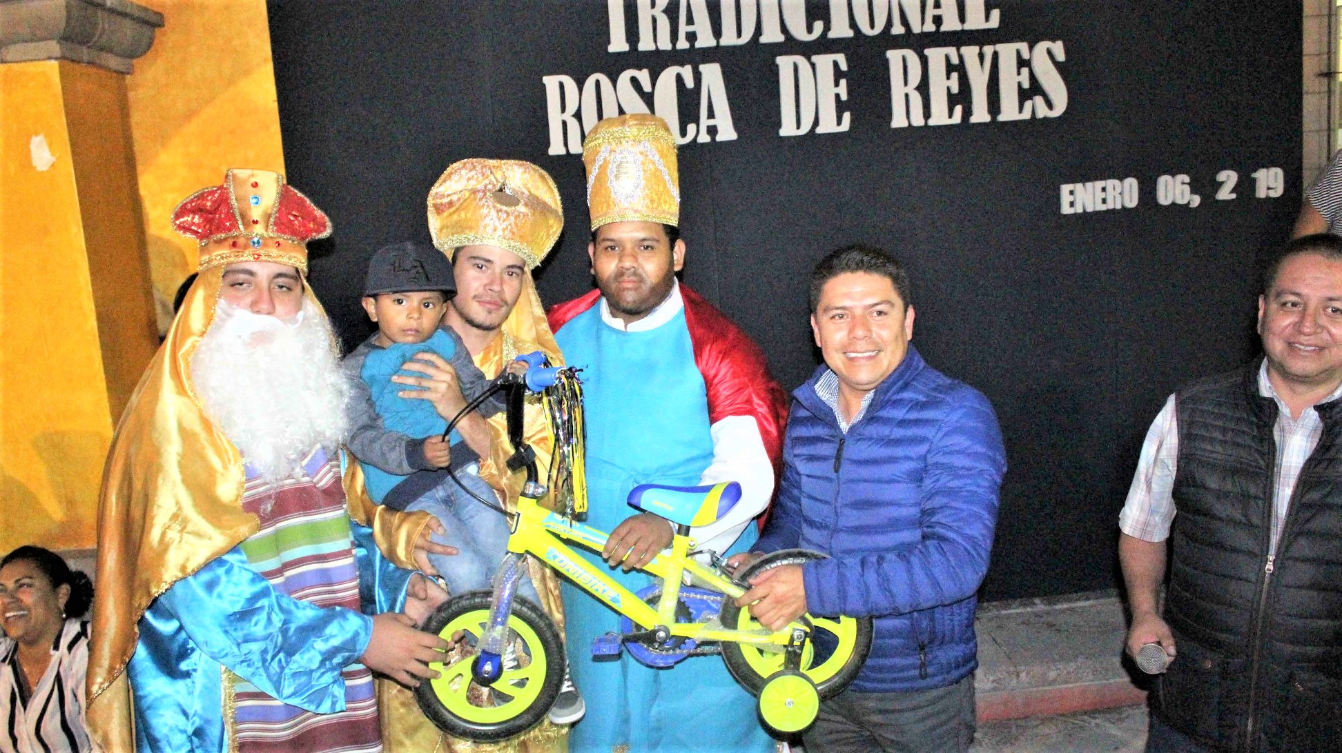 Comparten mega rosca de Reyes en Peñamiller para celebrar el Día de Reyes.