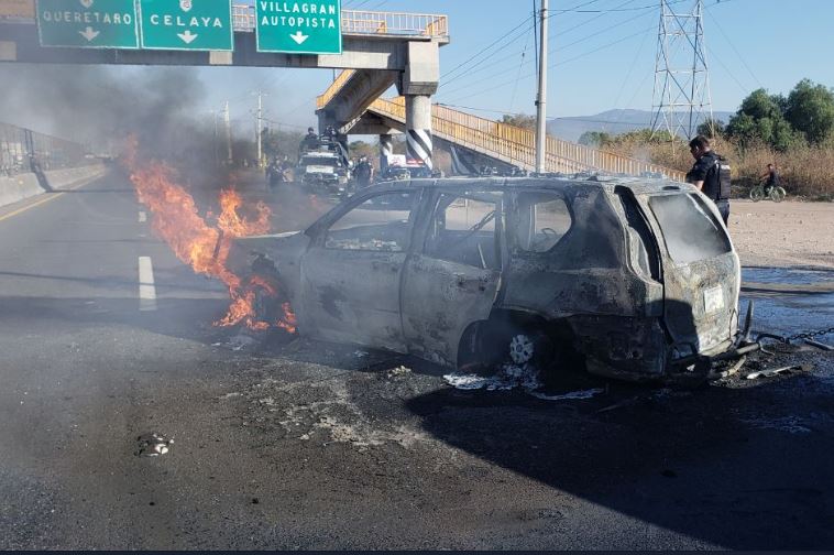 En operativo decomisan 20 mil litros de combustible en Guanajuato; se registran bloqueos carreteros. Foto: Twitter.