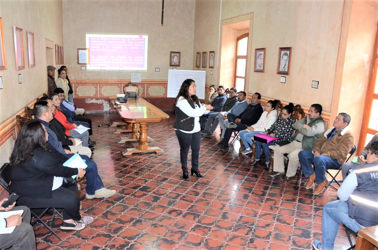 Lupita Alcántara se reúne con funcionarios municipales en Tolimán.