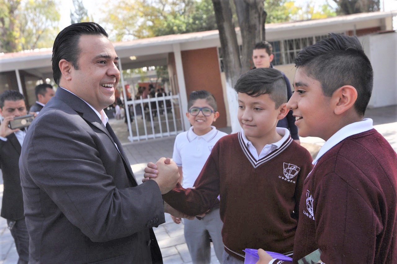 Luis Nava acude a entrega de obras en Escuela Primaria Julián Adame.