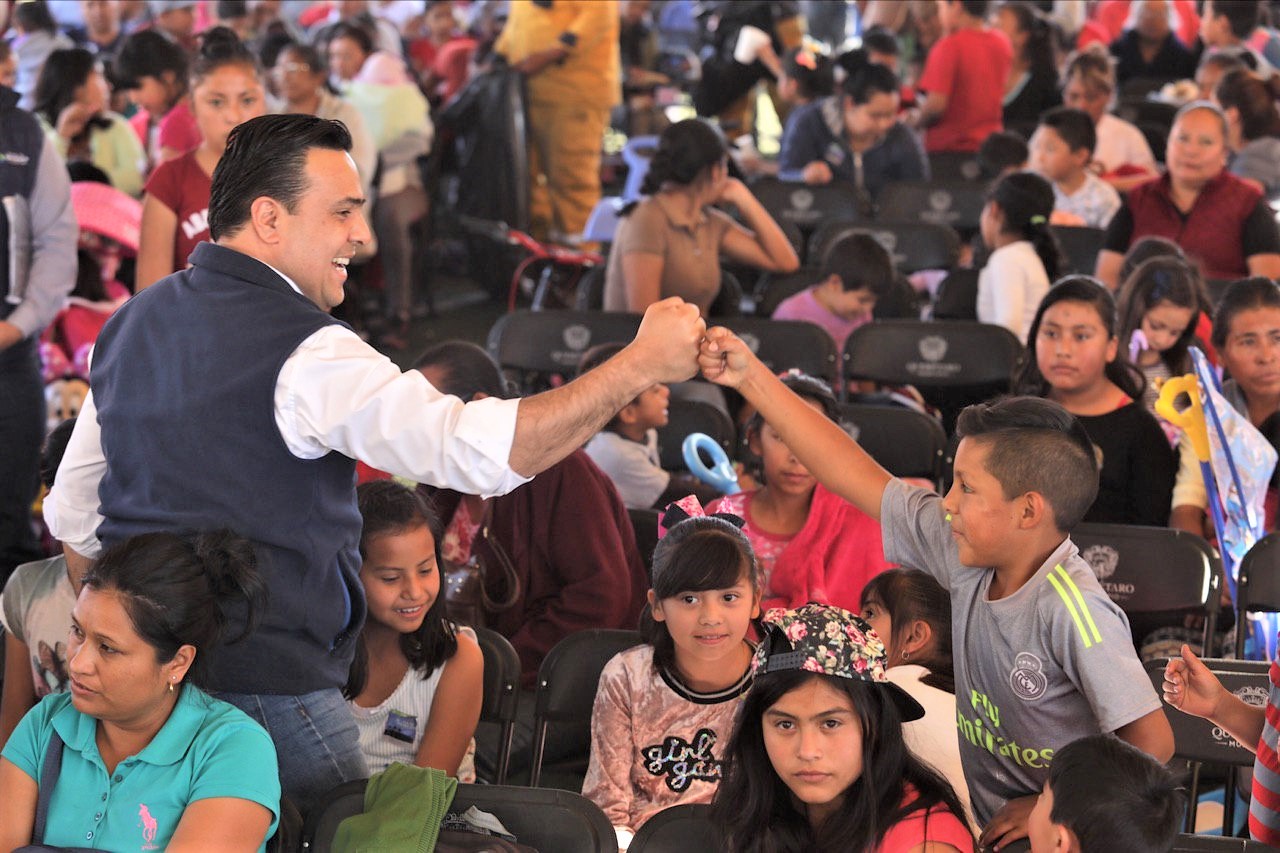 Luis Nava celebra el Día de Reyes con habitantes de Menchaca.