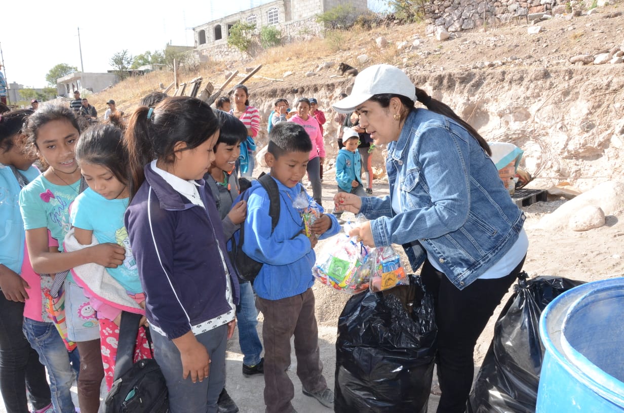 Lupita Alcántara entrega material para construcción en Tolimán.