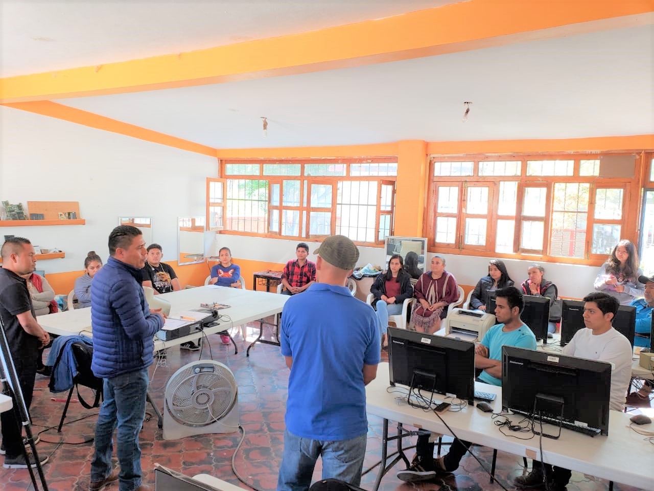 El Alcalde de Peñamiller en reunión con los beneficiarios de la Casa del Estudiante.