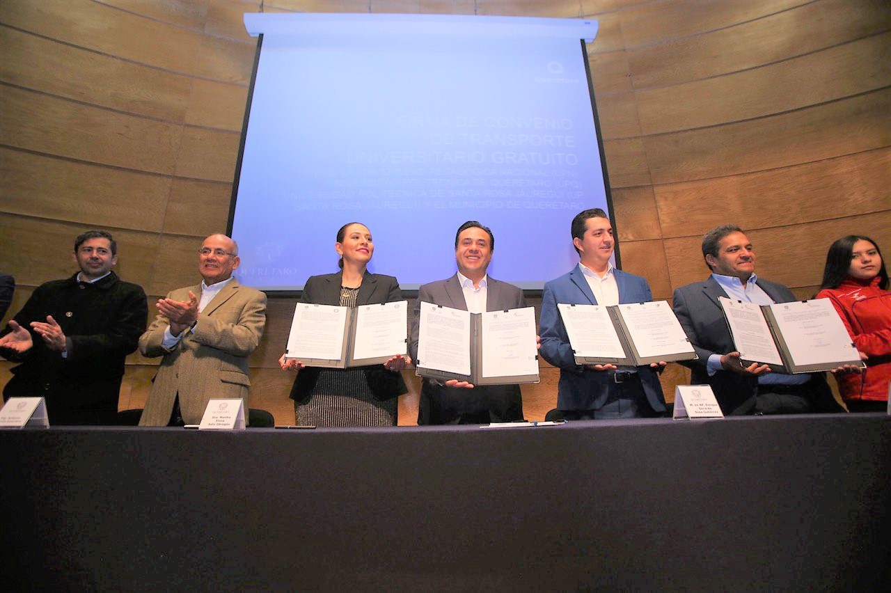 Luis Nava firma convenio para beneficiar con transporte gratuito a jóvenes de tres Universidades.