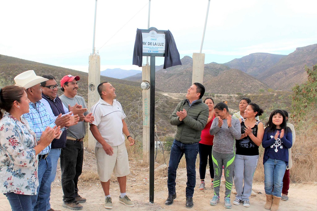 El Alcalde de Peñamiller inaugura nomenclaturas de calles y luminarias en Puerto del Ahorcado.