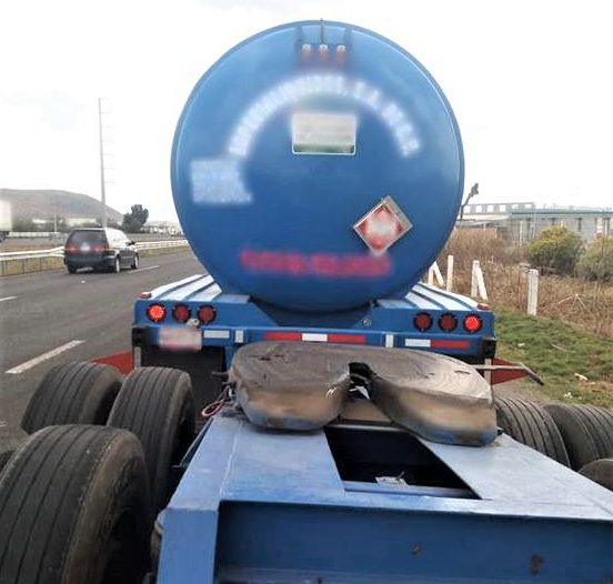 La Policía Federal asegura tractocamión con miles de litros de combustible en Querétaro.