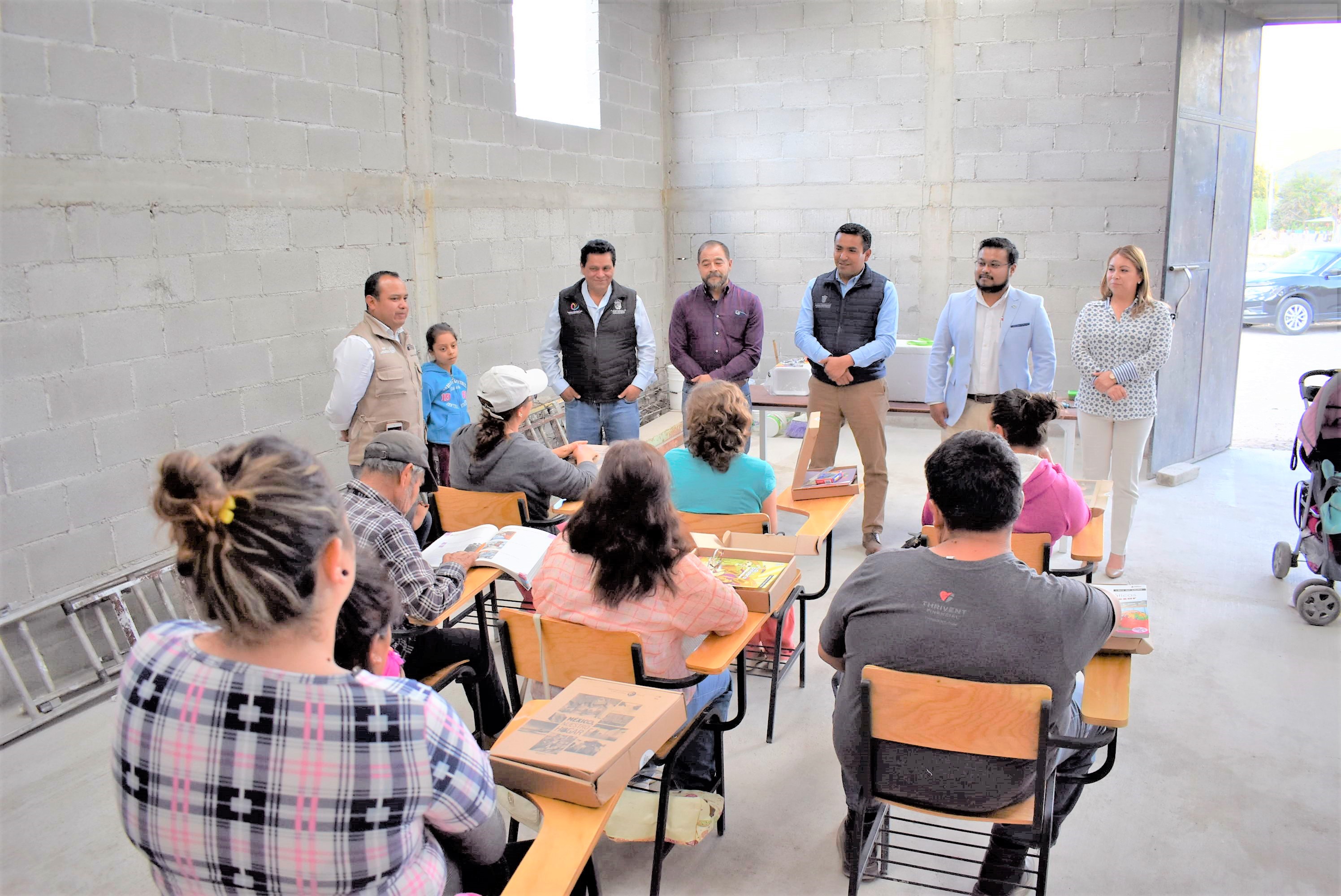 DIF de Pedro Escobedo entrega butacas para estudiantes del INEA en San Cirilo.