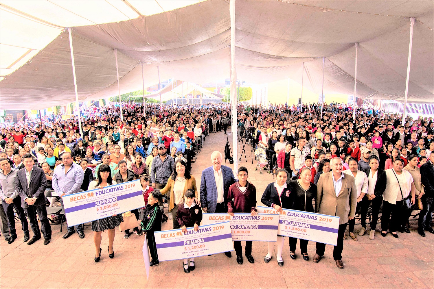 Enrique Vega entrega 3 mil 500 becas educativas.