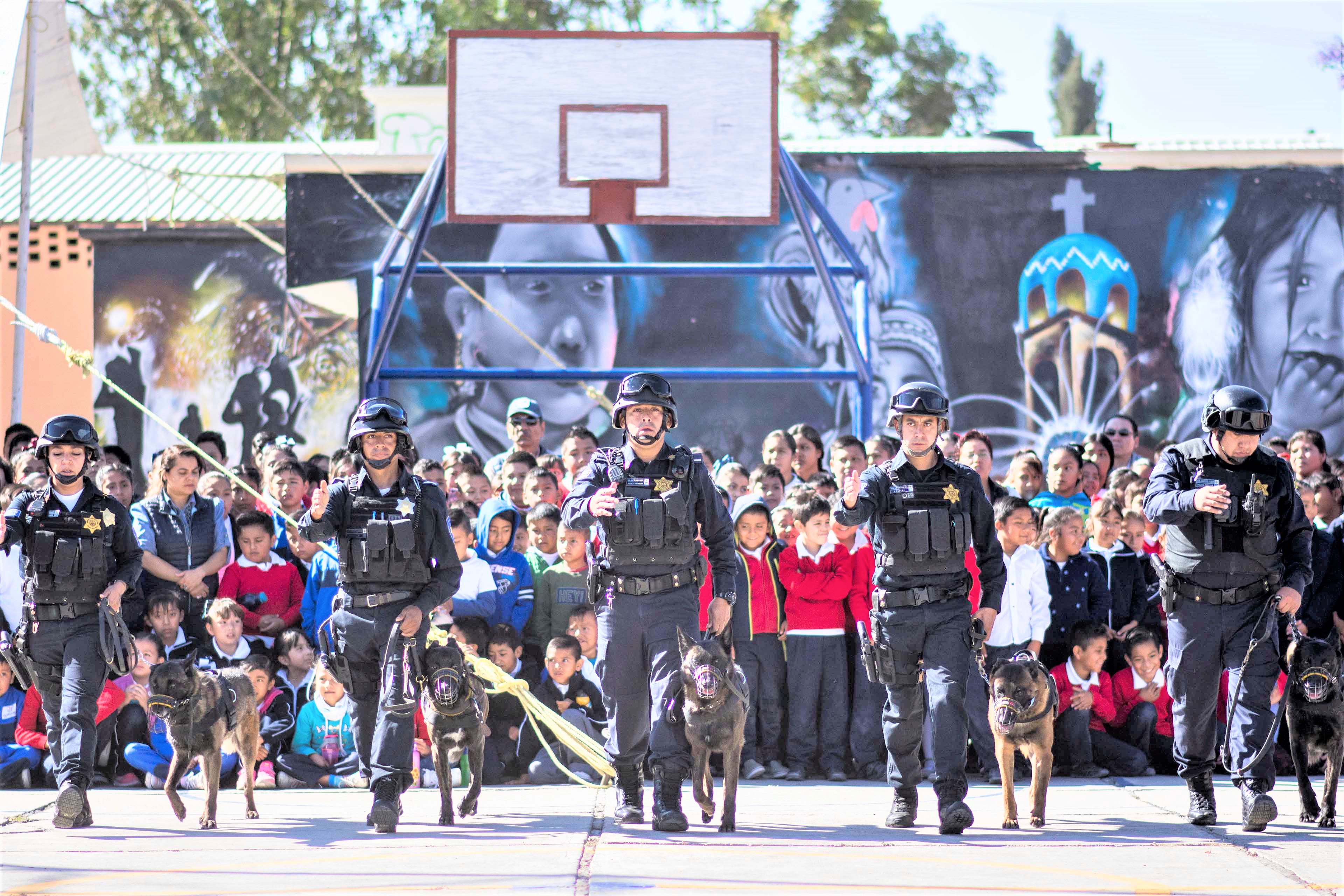 Enrique Vega encabeza la Primer Feria de Prevención Social del Delito y entrega de equipamiento policial