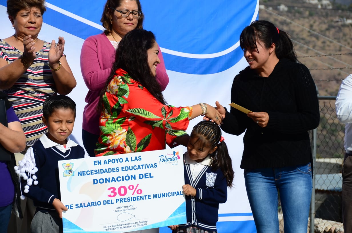 Lupita Alcántara entrega donativo de su salario a Preescolar de Maguey Manso.
