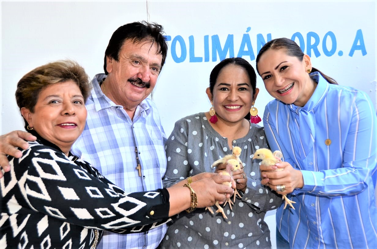 Alcaldesa de Tolimán entrega aves de postura.