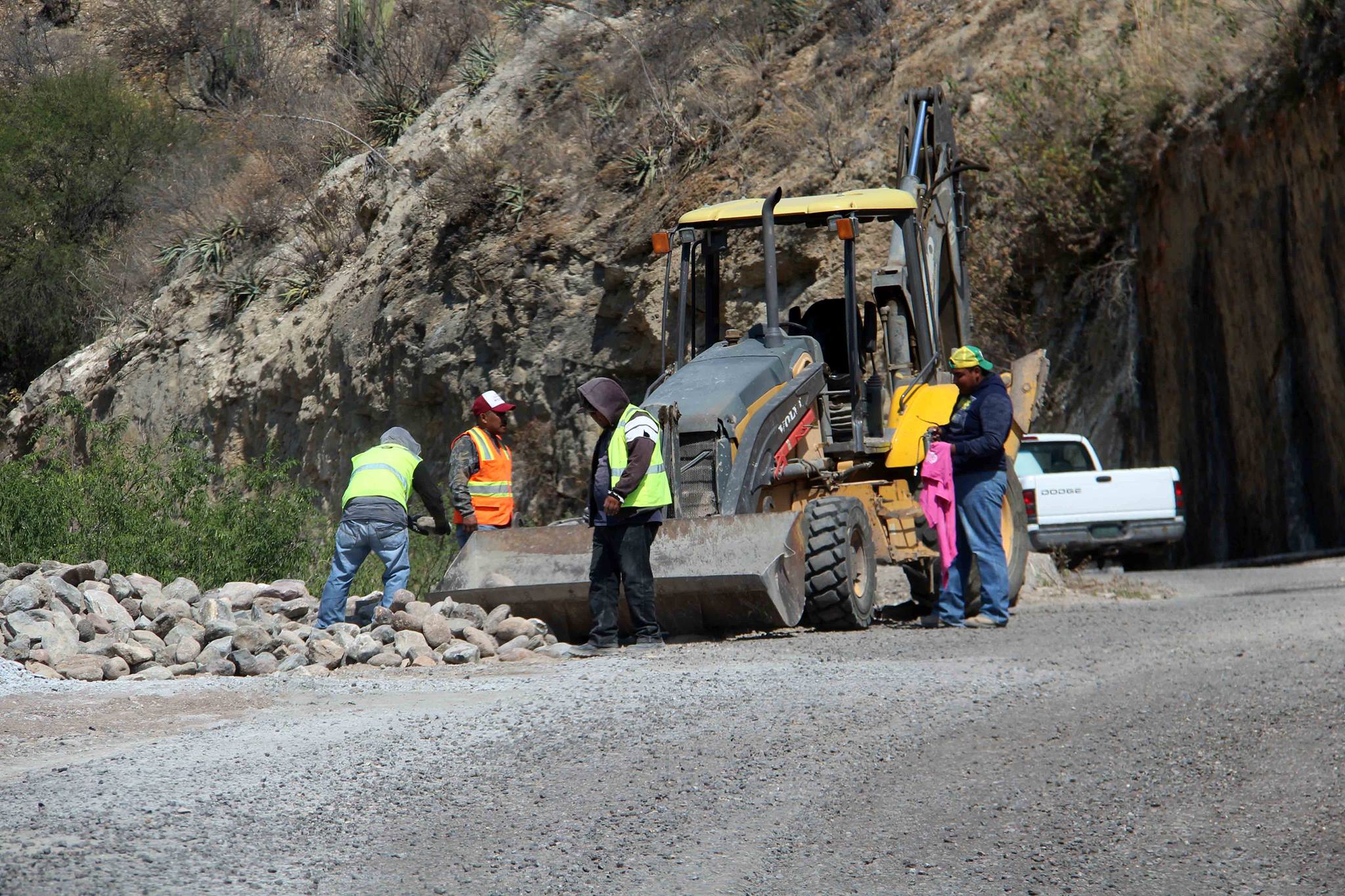 Avanzan las obras para rehabilitar el camino Adjuntas de Guillén-Peñamiller.