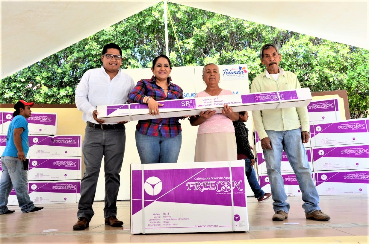 Entrega Lupita Alcántara 44 calentadores solares a familias de Tolimán.