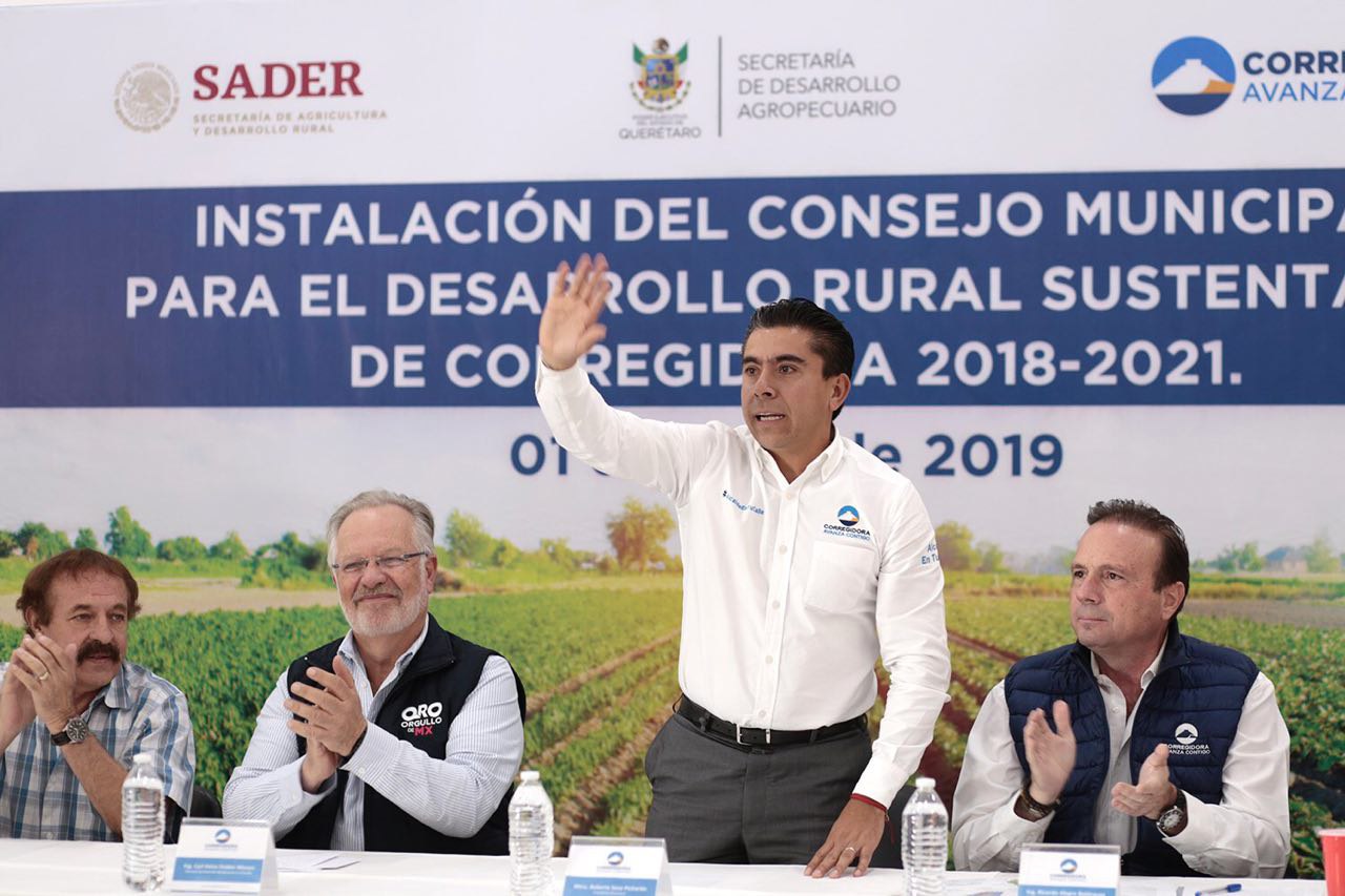 Destaca Roberto Sosa su compromiso con el campo de Corregidora.