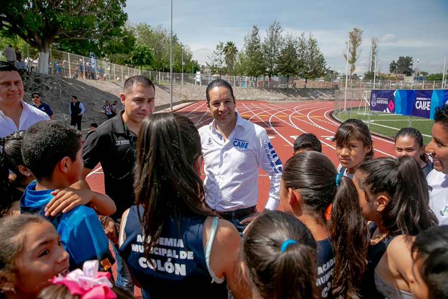 El Gobernador Pancho Domínguez entrega pista de tartán en Querétaro Capital