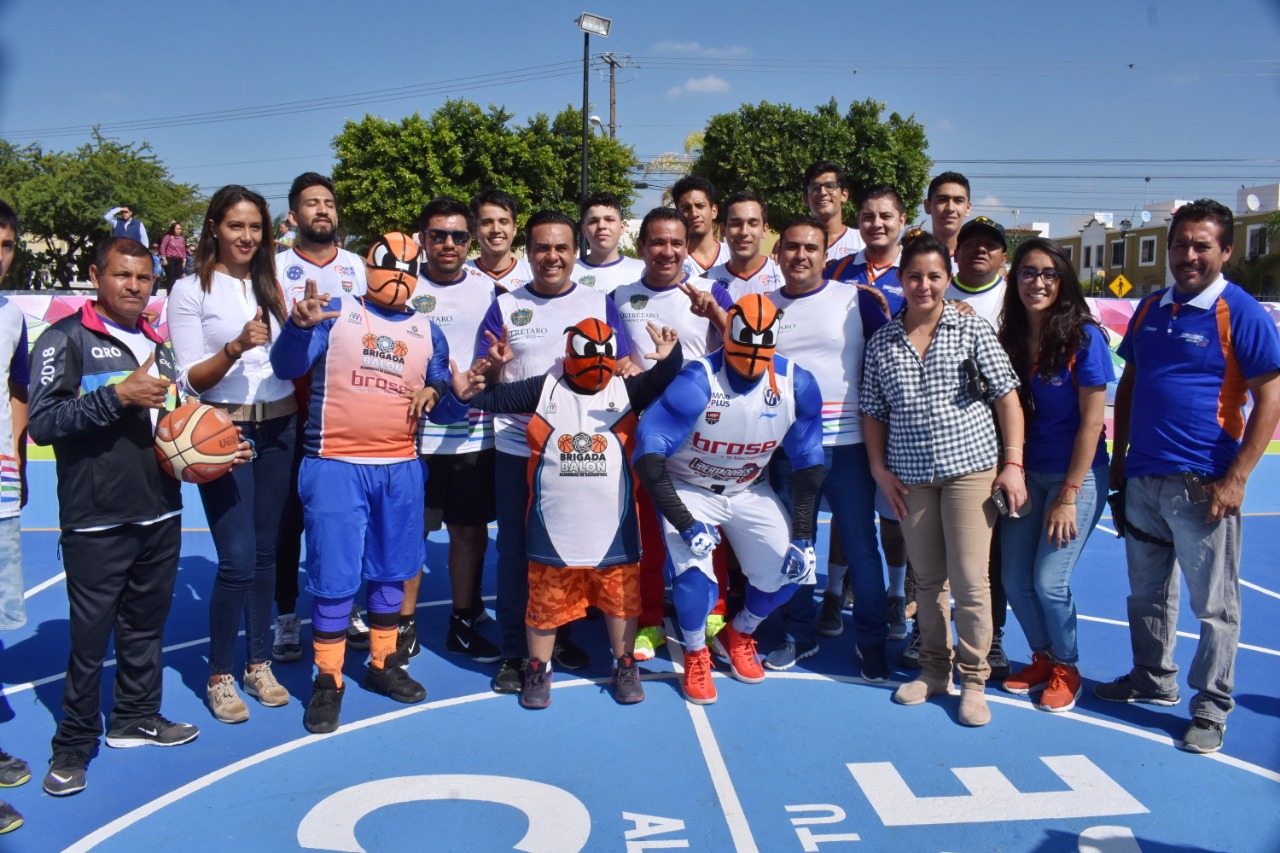 La cancha está dotada de alumbrado, que permitirá a todos hacer deporte y ejercicio por la noche; además se colocó malla ciclónica para protección de los usuarios.