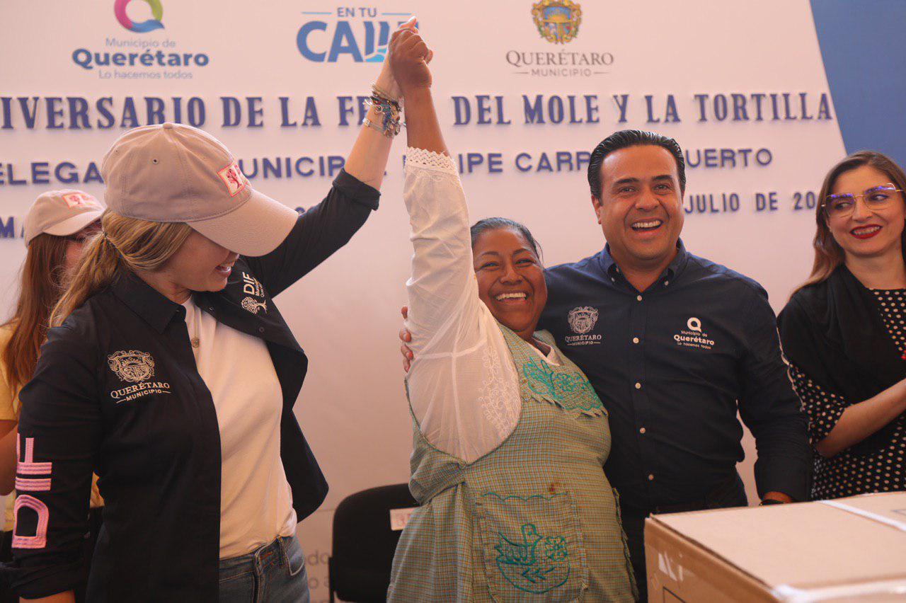 Luis Nava acude a la Feria del Mole y la Tortilla en Santa María Magdalena.