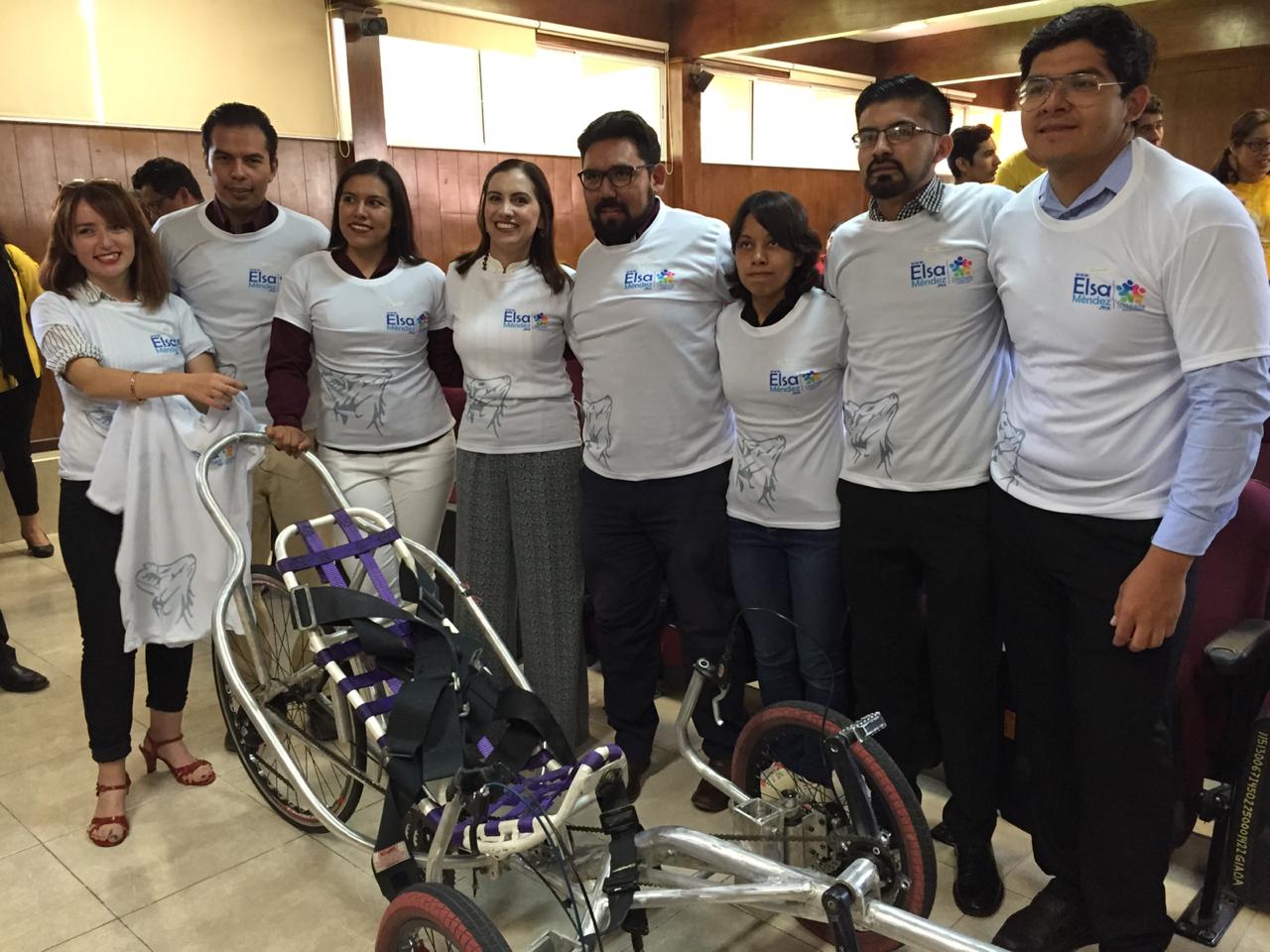 Elsa Méndez apoya con viaje aéreo a estudiantes del ITQ que competirán en concurso de Ingeniería en Perú.