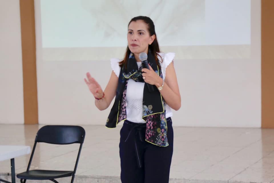 Elsa Méndez presenta conferencia sobre el panorama actual de la familia.