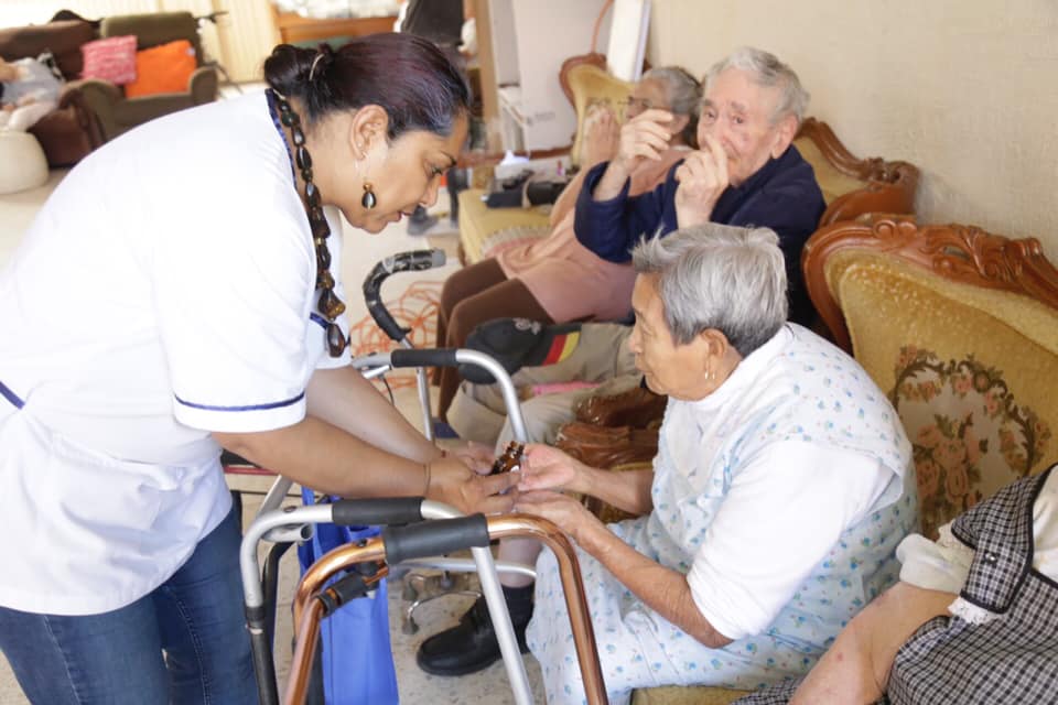 Elsa Méndez lleva el programa "Salud para las Familias" a personas mayores de Corregidora