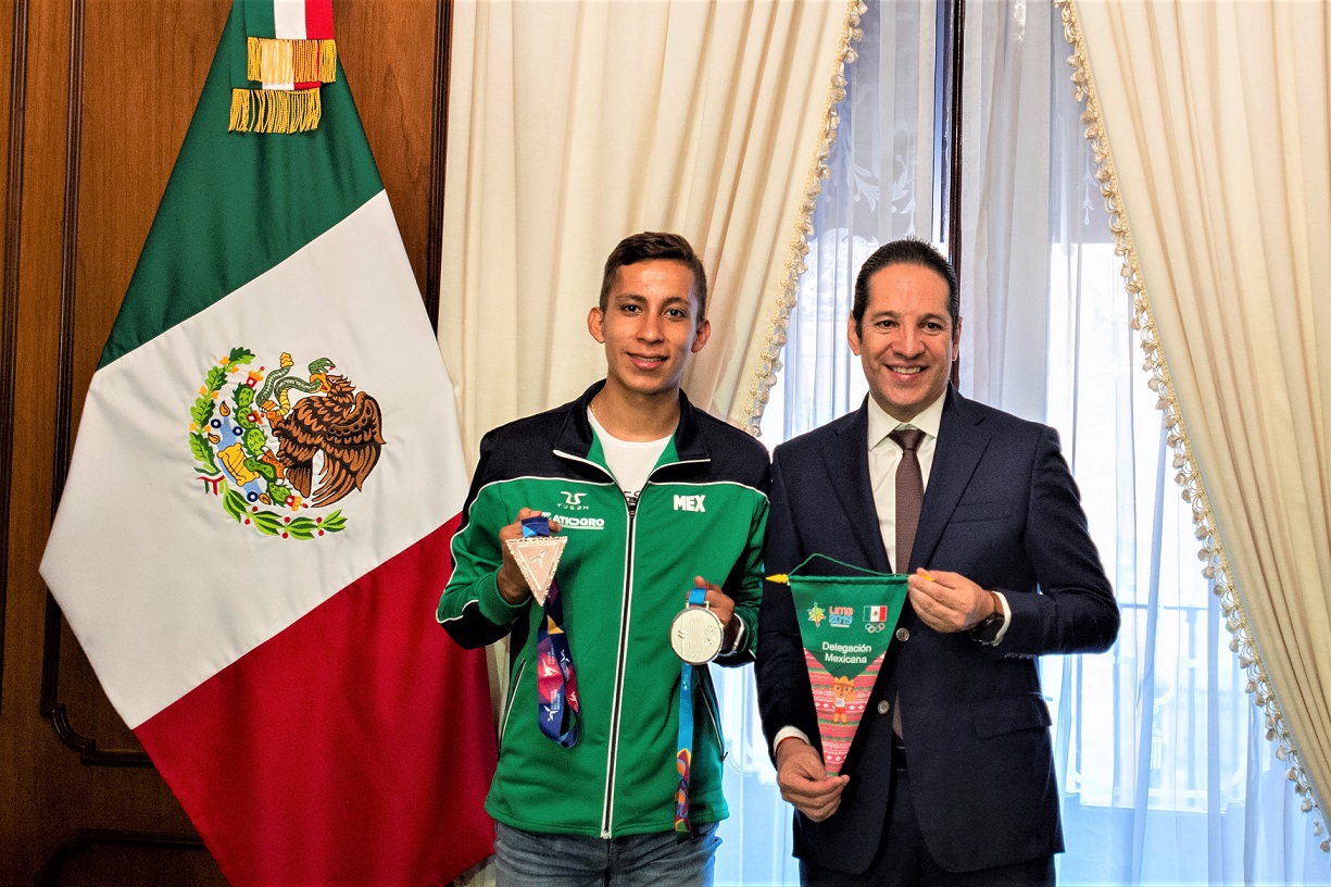 El Gobernador Pancho Domínguez felicita a atleta que ganó medalla de plata en Juegos panamericanos.