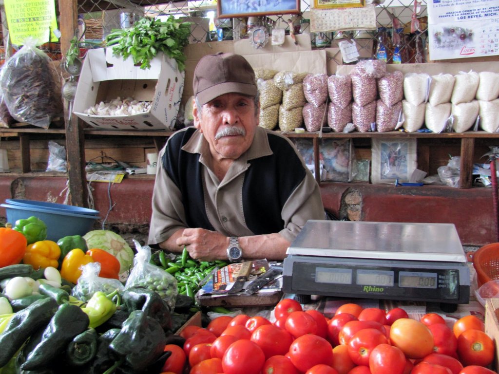 Hacienda presenta el programa "Súmate"; busca que más comerciantes paguen impuestos