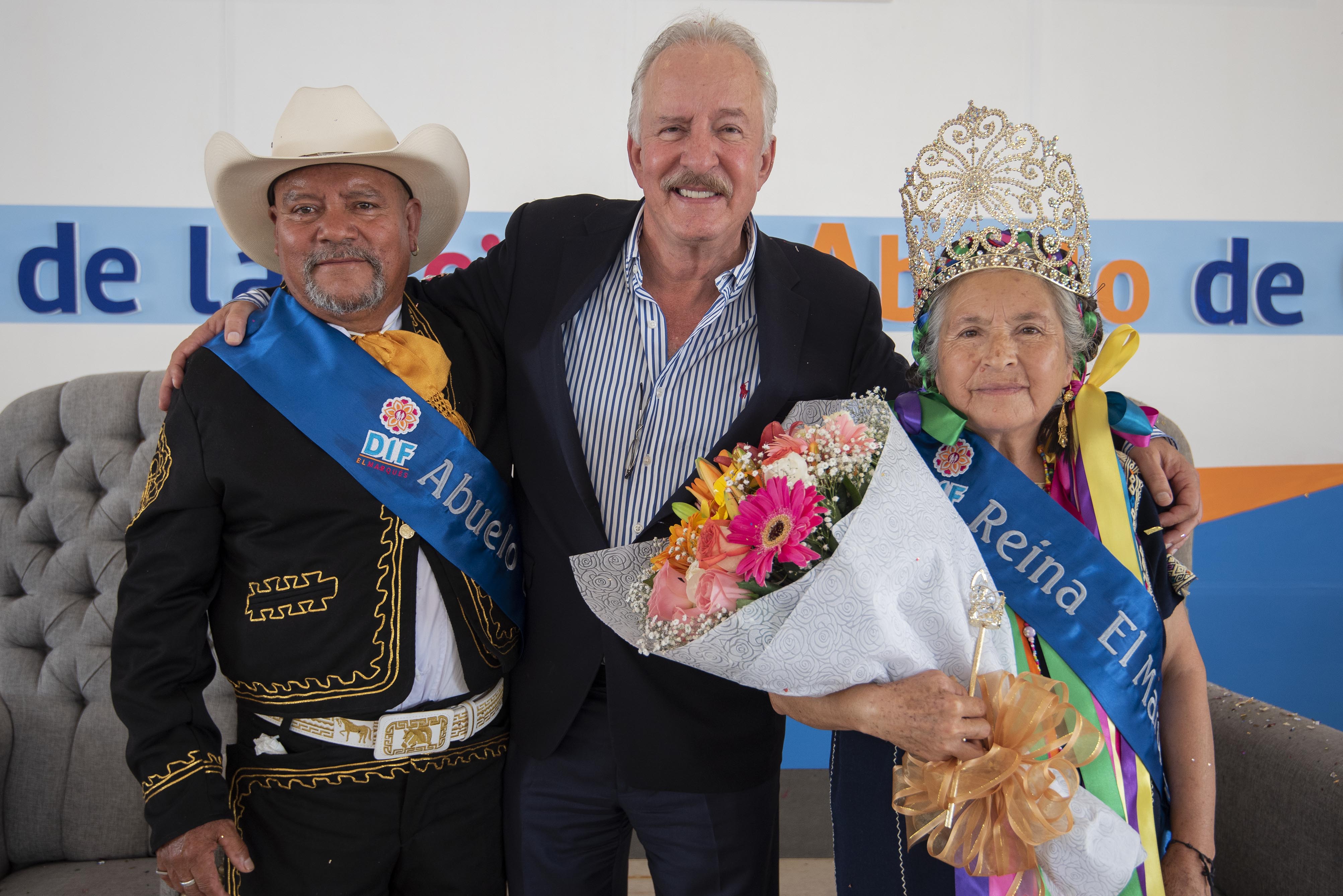 El Alcalde de El Marqués corona a la Reina y al Abuelo de Oro.