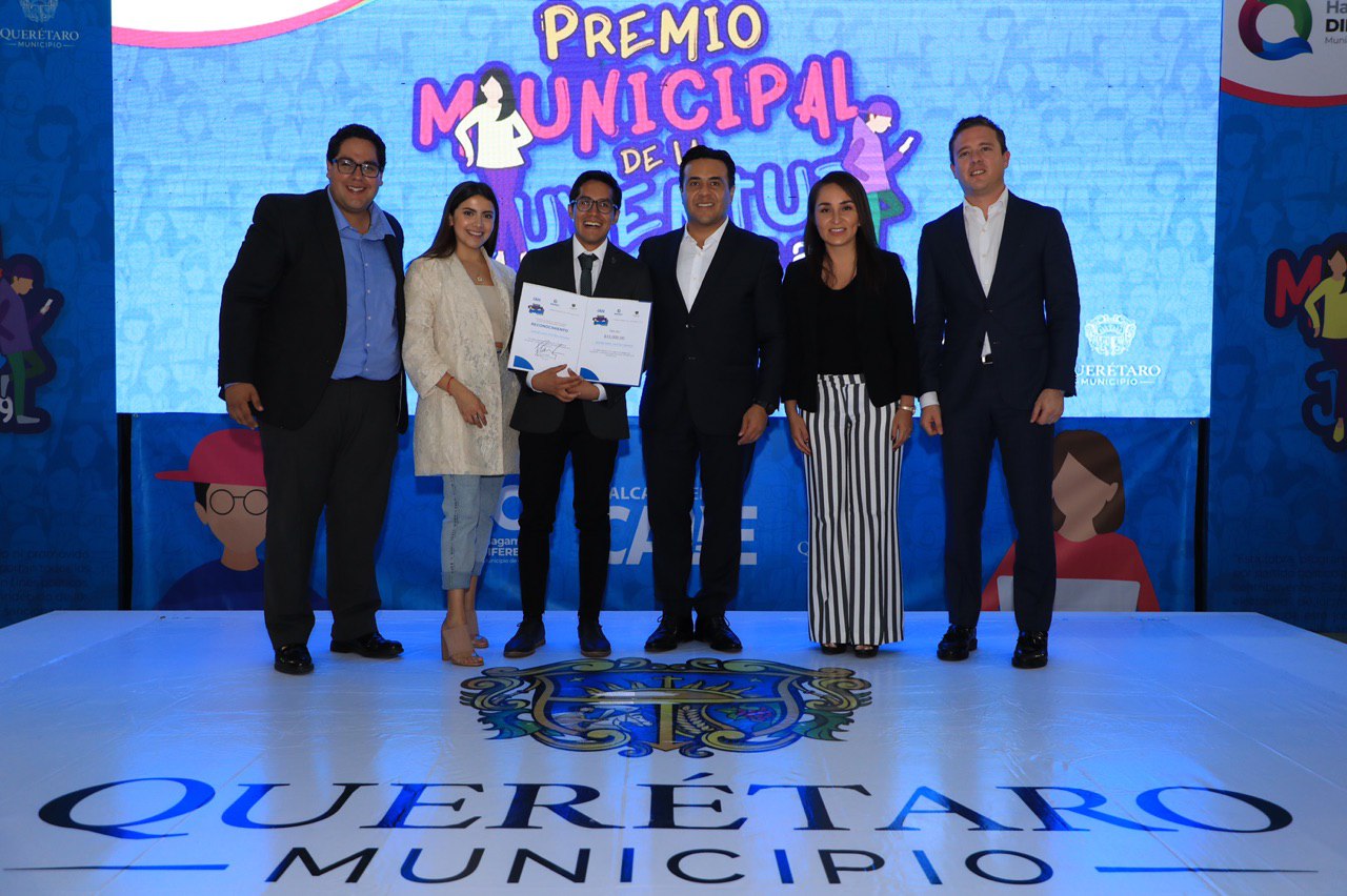 El Alcalde de Querétaro Luis Nava, entrega el premio municipal de la Juventud 2019.