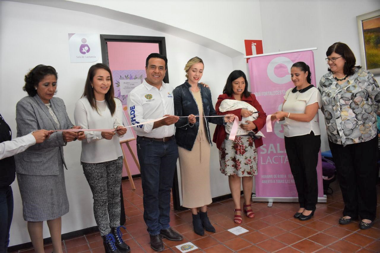 Luis Nava y Arahí Domínguez inauguran la octava sala de lactancia.