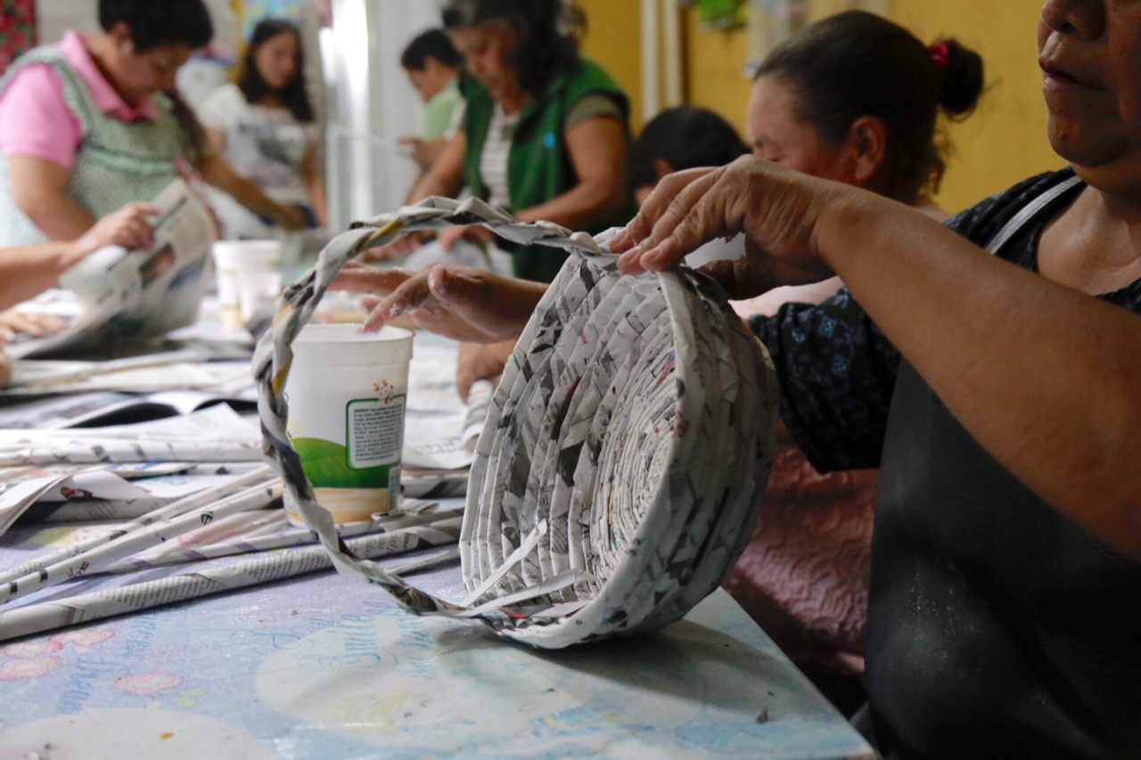 Elsa Méndez impulsa taller de "Creación de Canastas con Papel Periódico".