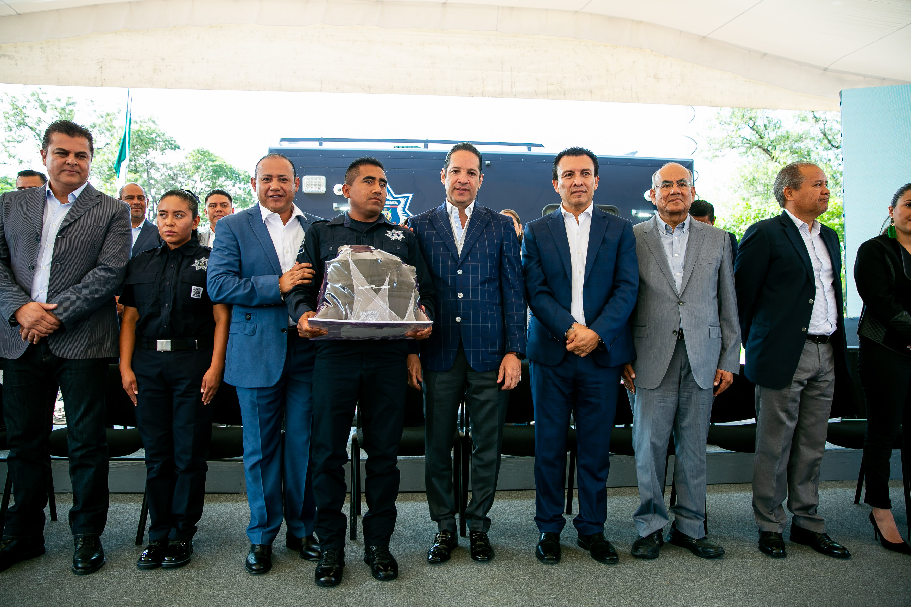 El Gobernador Pancho Domínguez entrega 60 vehículos y equipo táctico para reforzar seguridad de Querétaro.