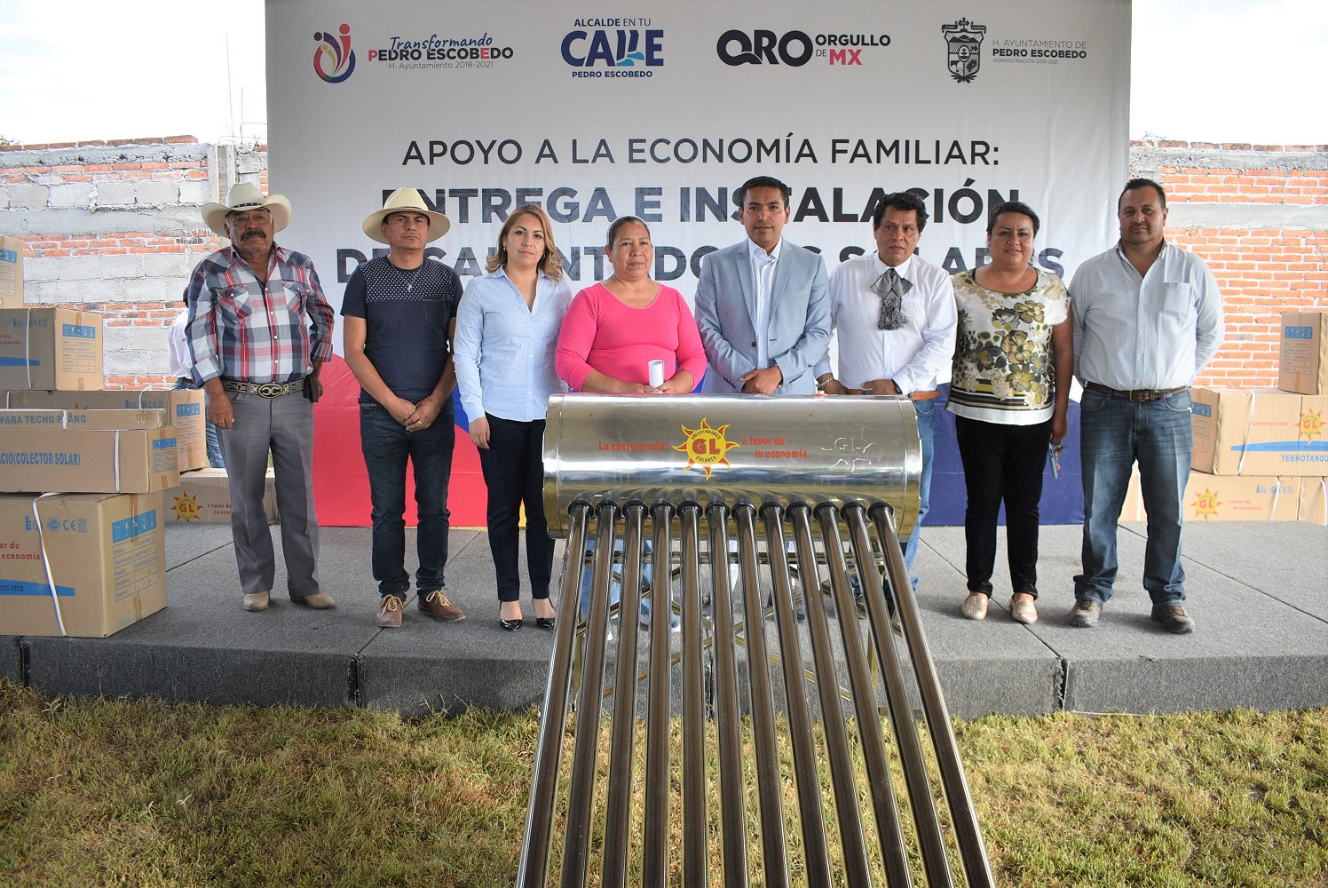 El Alcalde de Pedro Escobedo Amarildo Bárcenas realizó la entrega de 150 calentadores solares en la comundiad de Guadalupe Septién.