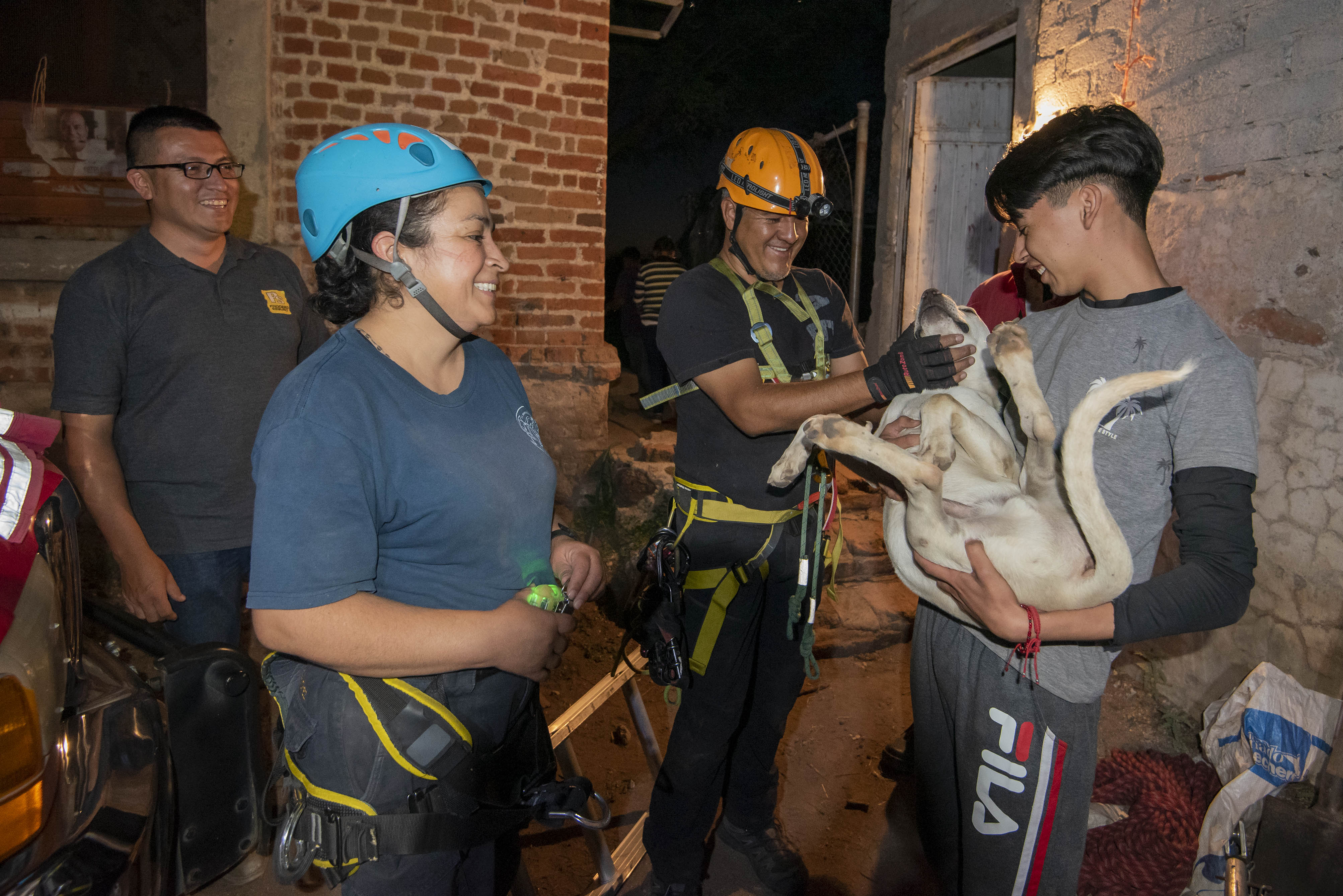 Rescatan a perrito que cayó a un pozo en El Marqués