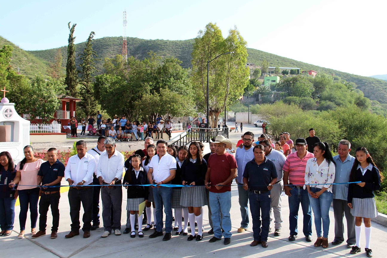Entrega Juan Carlos Linares obras de urbanización en Extoraz