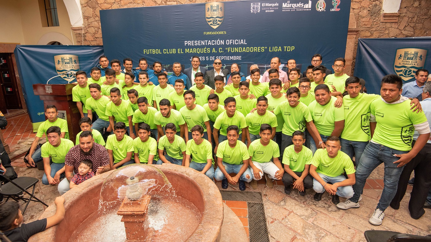 Se realiza la presentación del equipo futbol de Tercera División "Club El Marqués Fundadores"