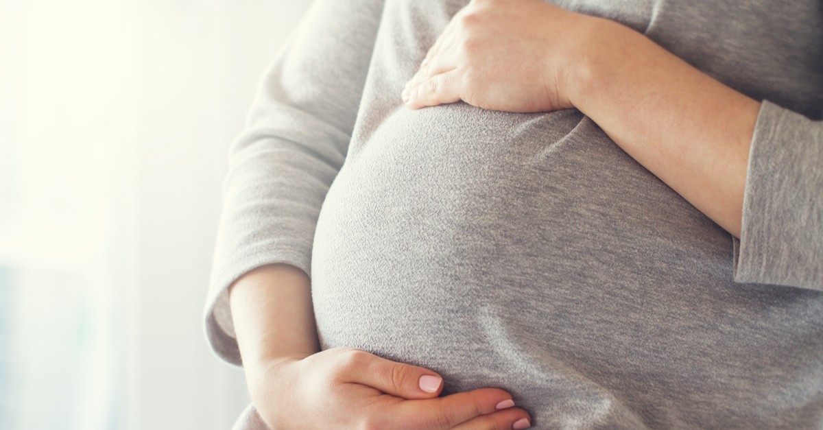 Senadores aprueban modifican ley para extender incapacidad laboral por maternidad.