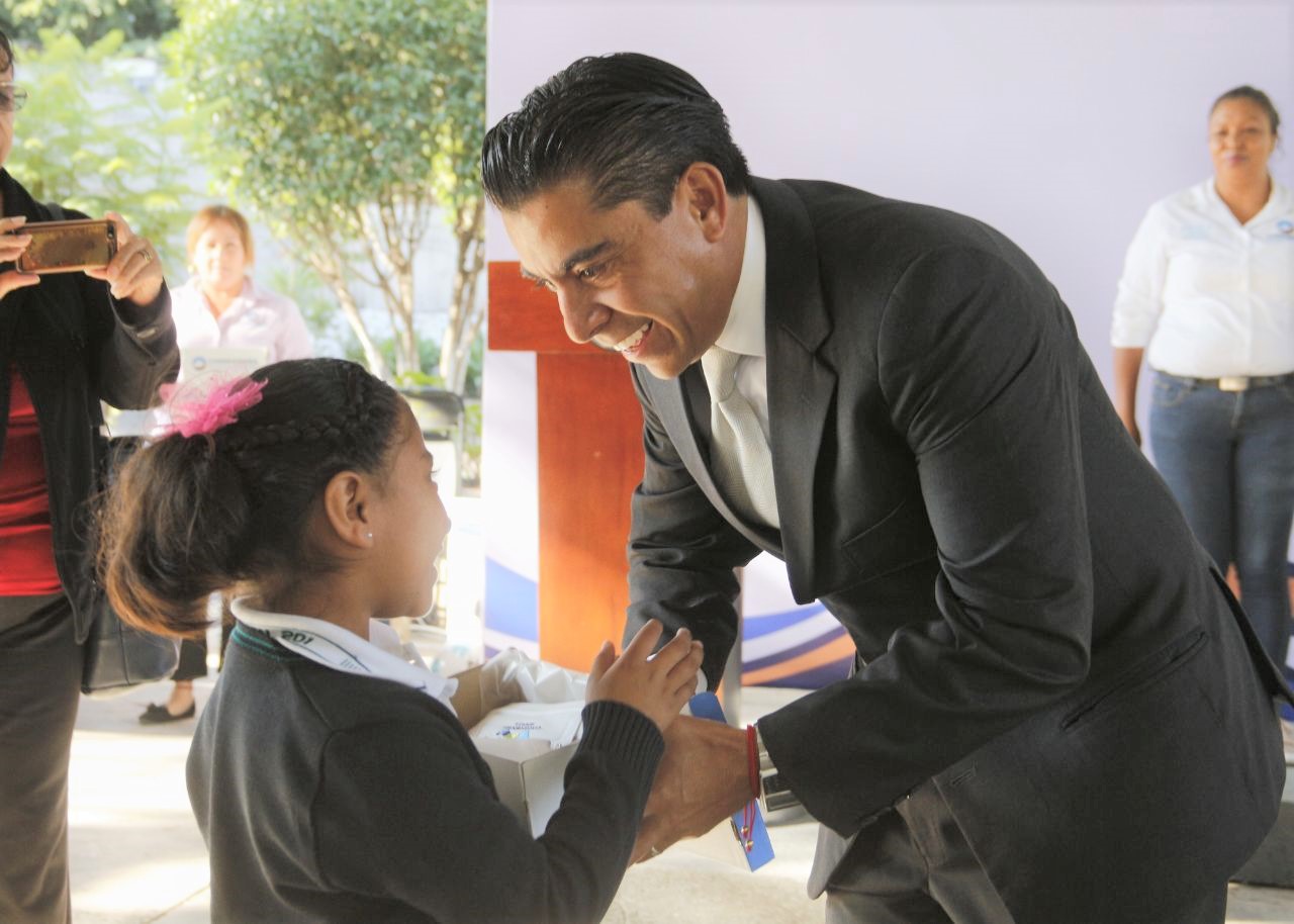 El Alcalde de Corregidora Roberto Sosa entrega tenis a estudiantes en la comunidad de El Romeral.