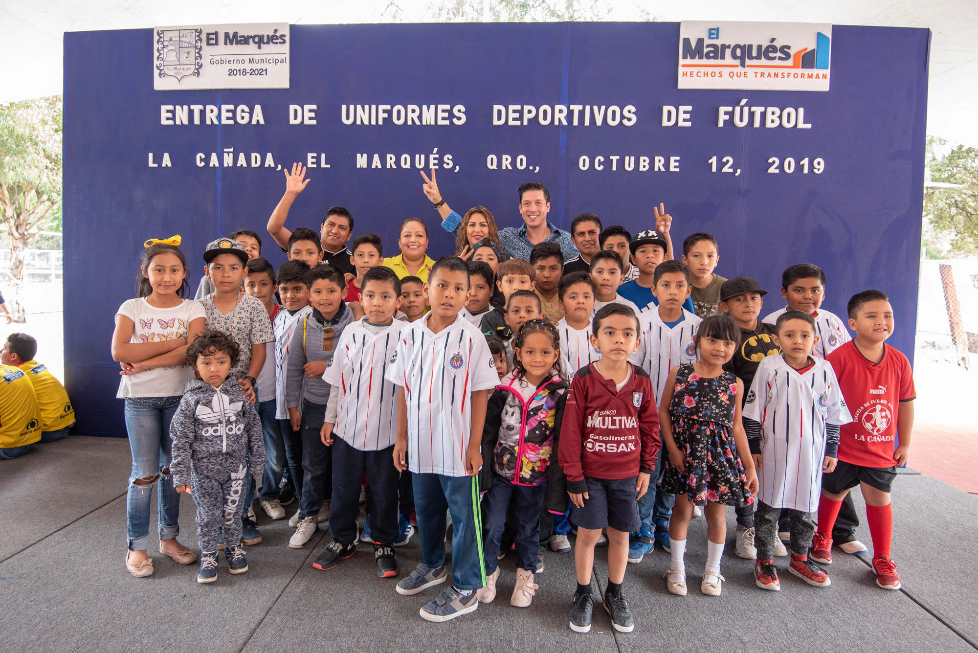 Entregan uniformes deportivos a ligas de futbol en El Marqués.