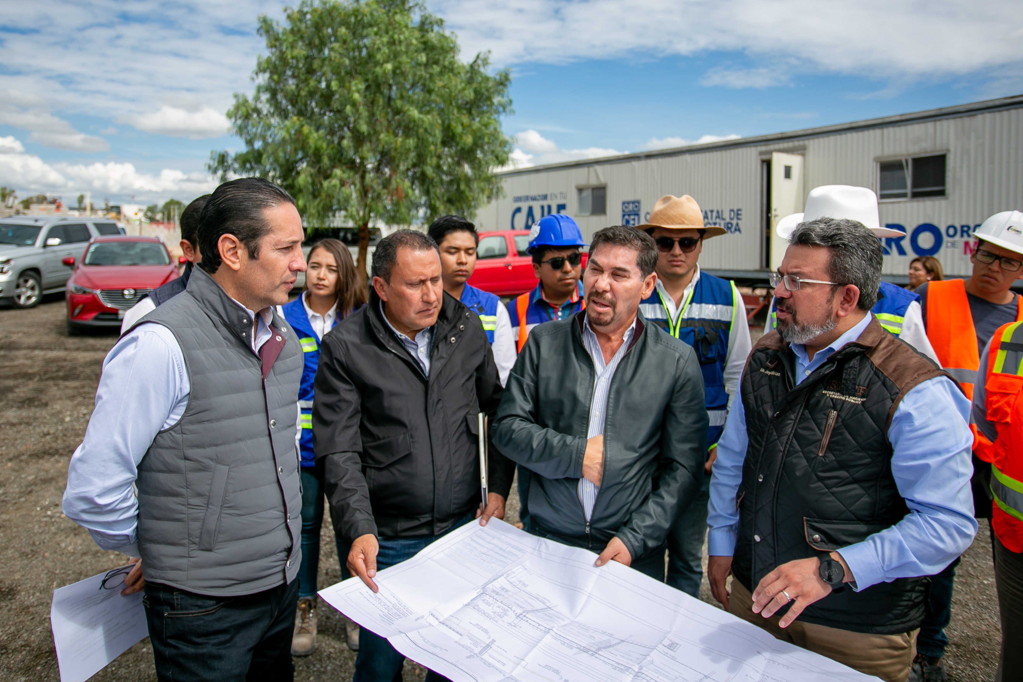 El Gobernador Pancho Domínguez y el Titular de la Unidad de Inversión de la SHCP supervisan obras.