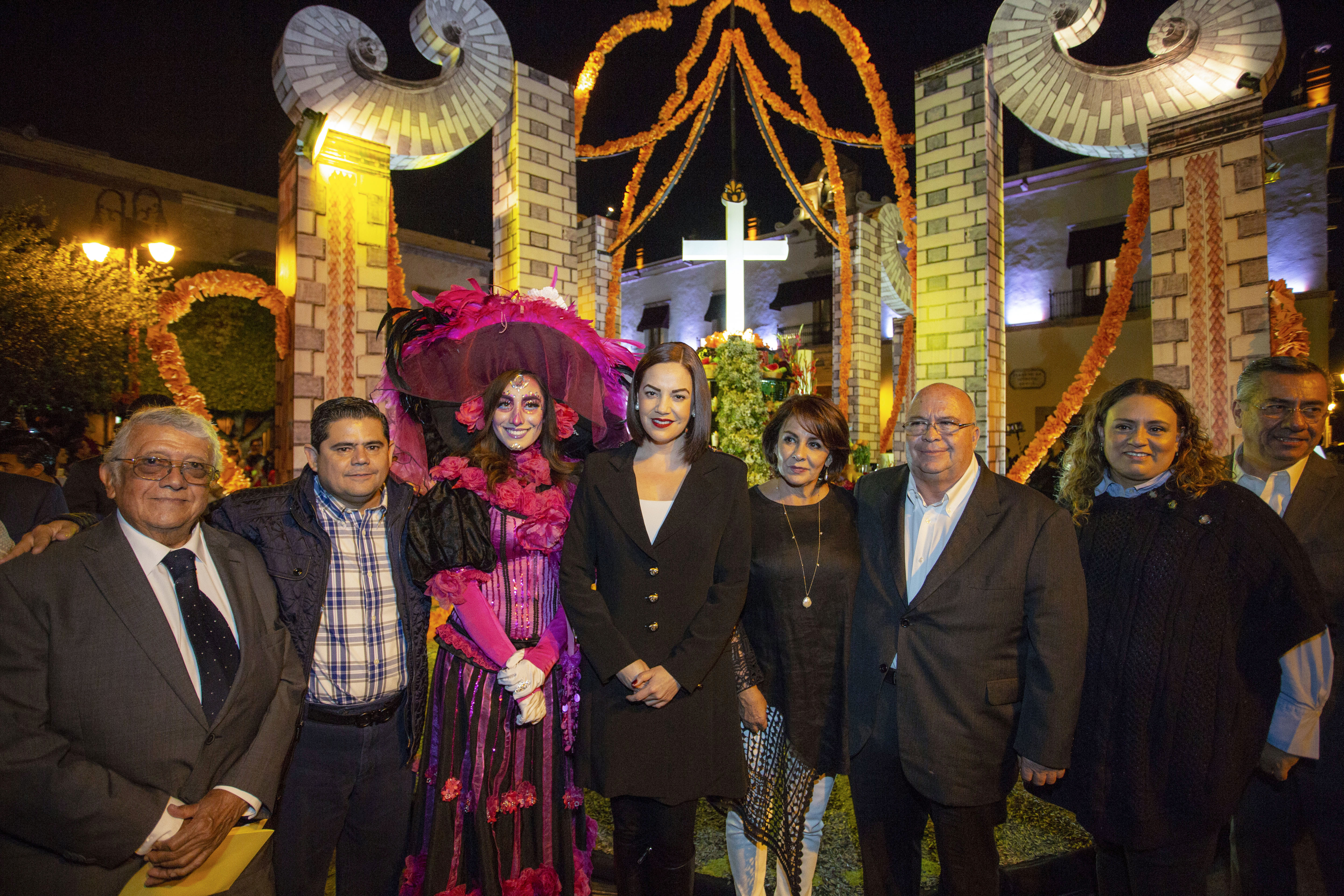 La Presidenta del Patronato del Sistema Estatal DIF, Sra. Karina Castro de Domínguez; Hugo Burgos García, Secretario de Turismo en el Estado; y José Antonio Ortega Cerbón, Magistrado Presidente del Tribunal Superior de Justicia, inauguraron el Festival de Día de Muertos 2019.