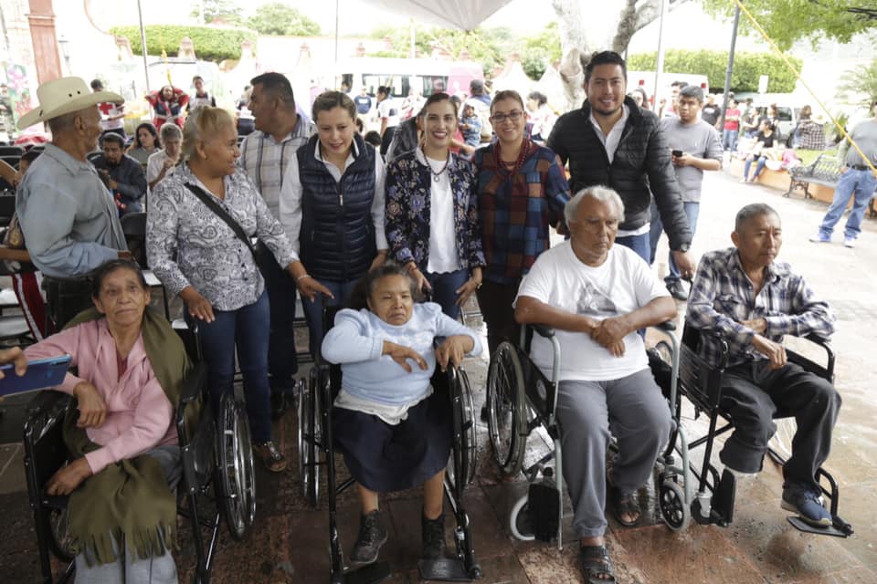 Elsa Méndez entrega apoyos asistenciales y audiovisuales a 5 municipios de Querétaro.