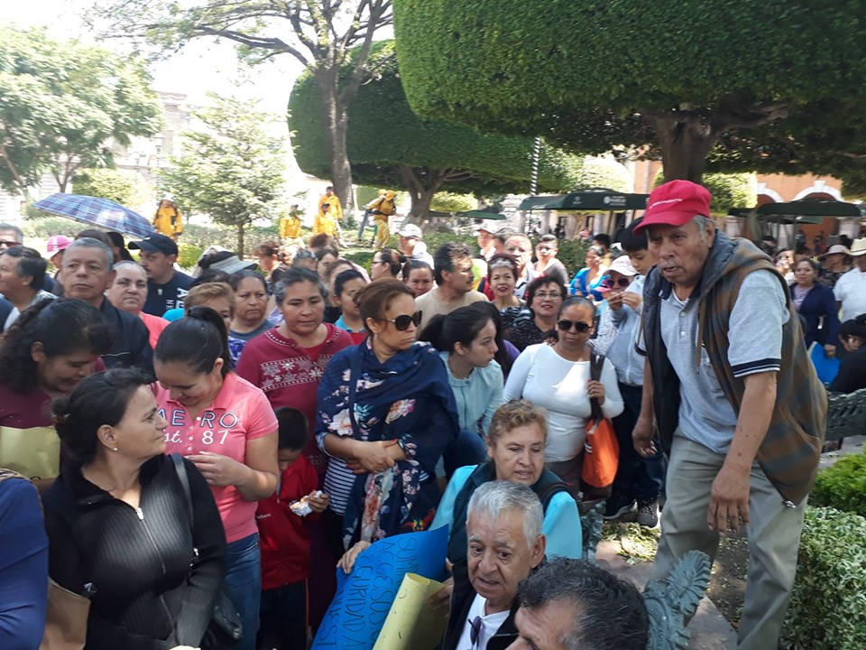 Amagan con cerrar calles en Corregidora y Querétaro. Foto: Facebook.