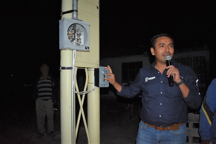 Alcalde de Pedro Escobedo entrega obra de electrificación en la Colonia Loma Bonita.