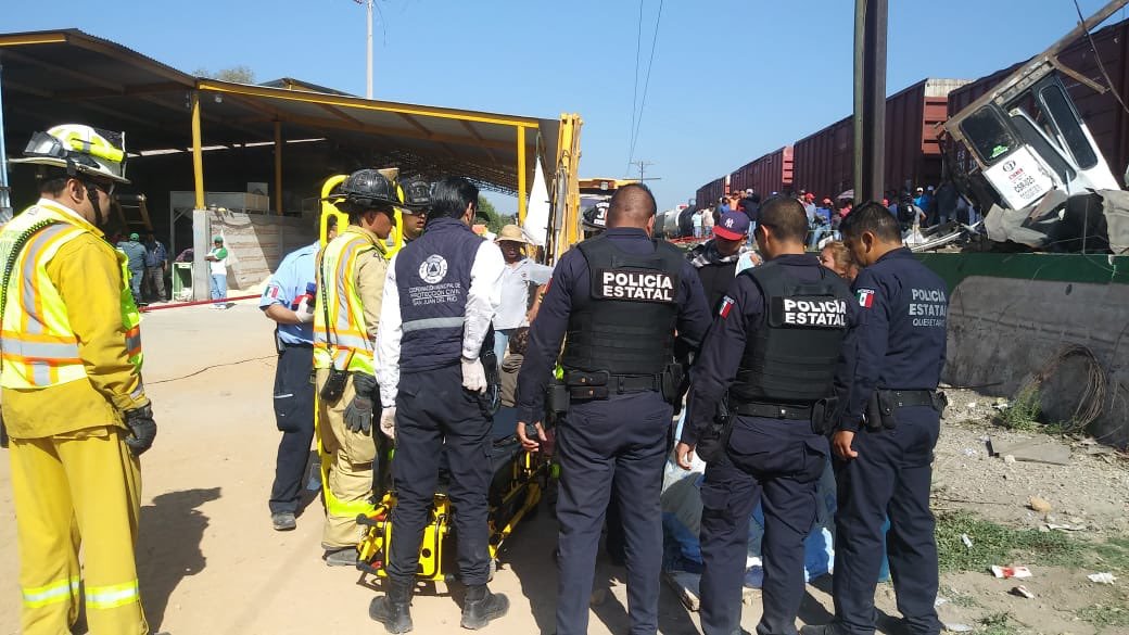 9 muertos, el saldo de un choque entre el tren y un autobús en San Juan del Río.Foto: Twitter.