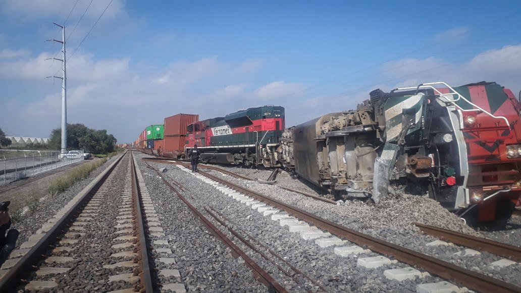 Se vuelca máquina de tren en Querétaro Capital. Foto: Twitter.