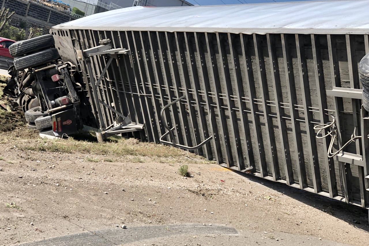 El tráiler volcó sobre la carretera 57 a la altura del Parque Industrial Bernardo Quintana.