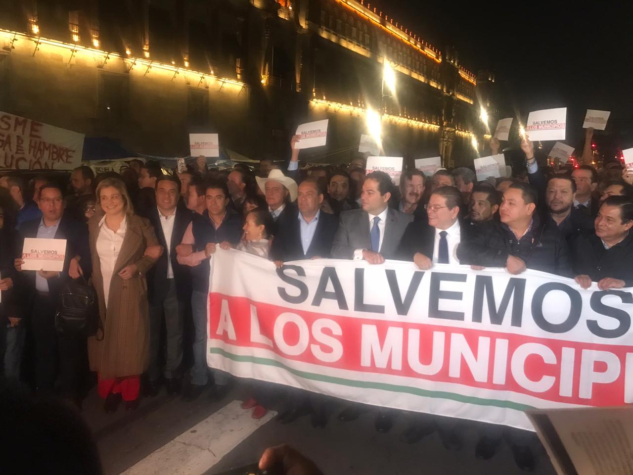 Roberto Sosa se une a otros Alcaldes para solicitar un presupuesto justo a AMLO; los reciben con gas lacrimógeno.