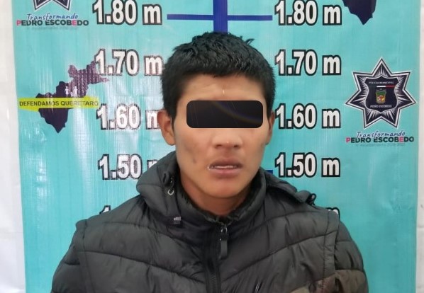 Policías de Pedro Escobedo detienen a "El Wili" por posesión de drogas en La Lira.